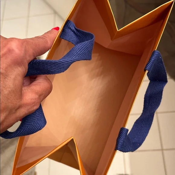 Louis Vuitton Gift Bag - Picture 6 of 6